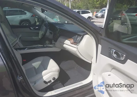 2022 Volvo Xc60 B5 Momentum z USA, uszkodzony, nr VIN YV4L12DK1N1081221